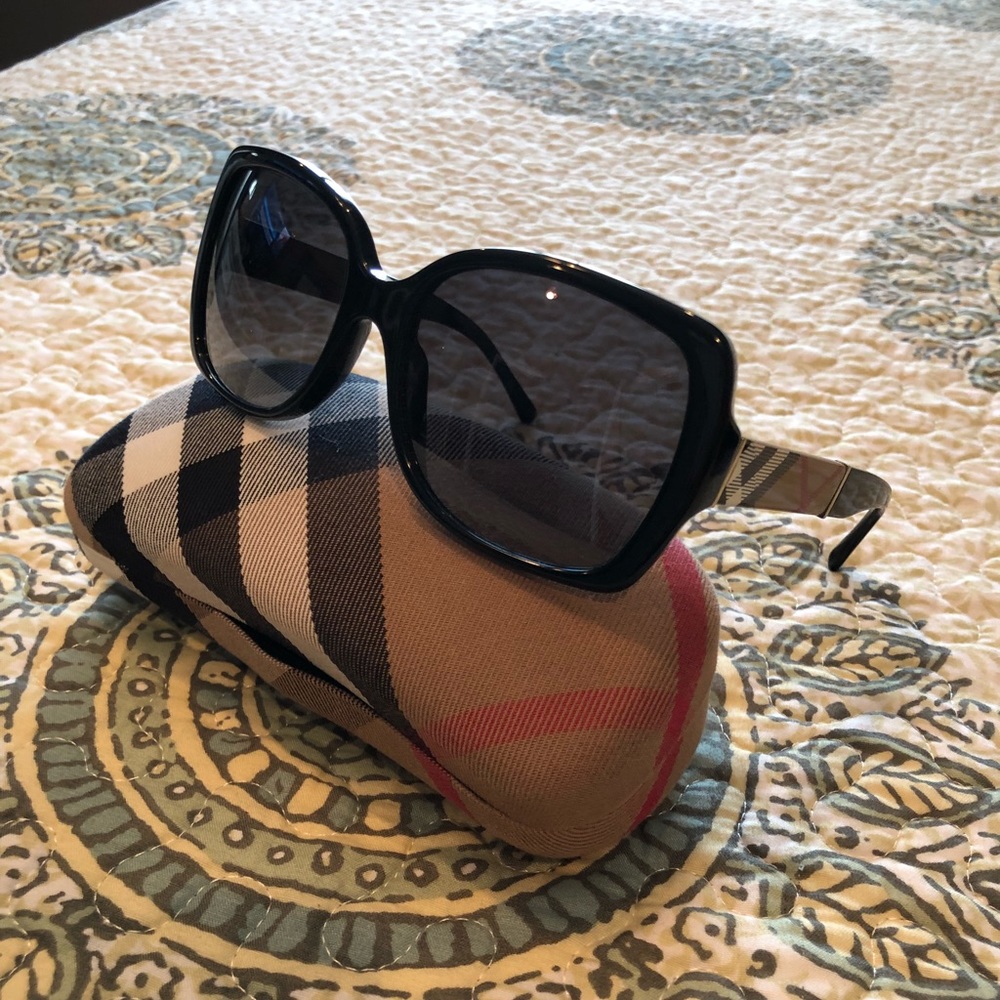 Burberry sunglasses 😎